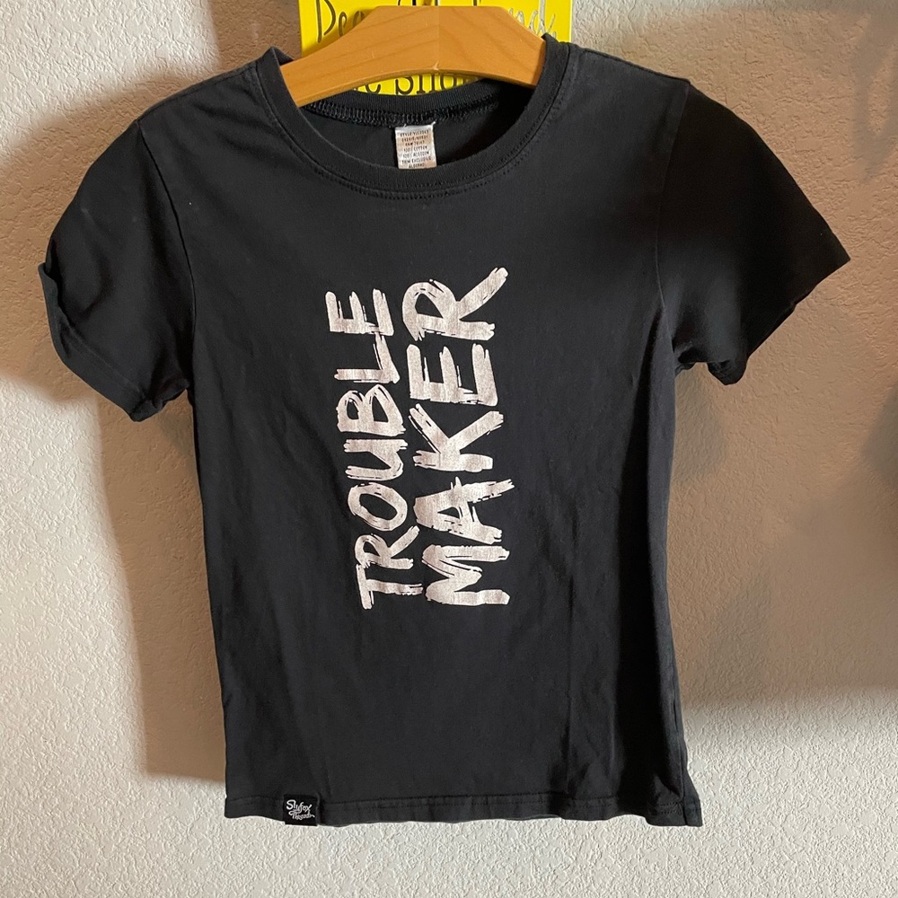 TROUBLE MAKER SHORT SLEEVE TEE MED